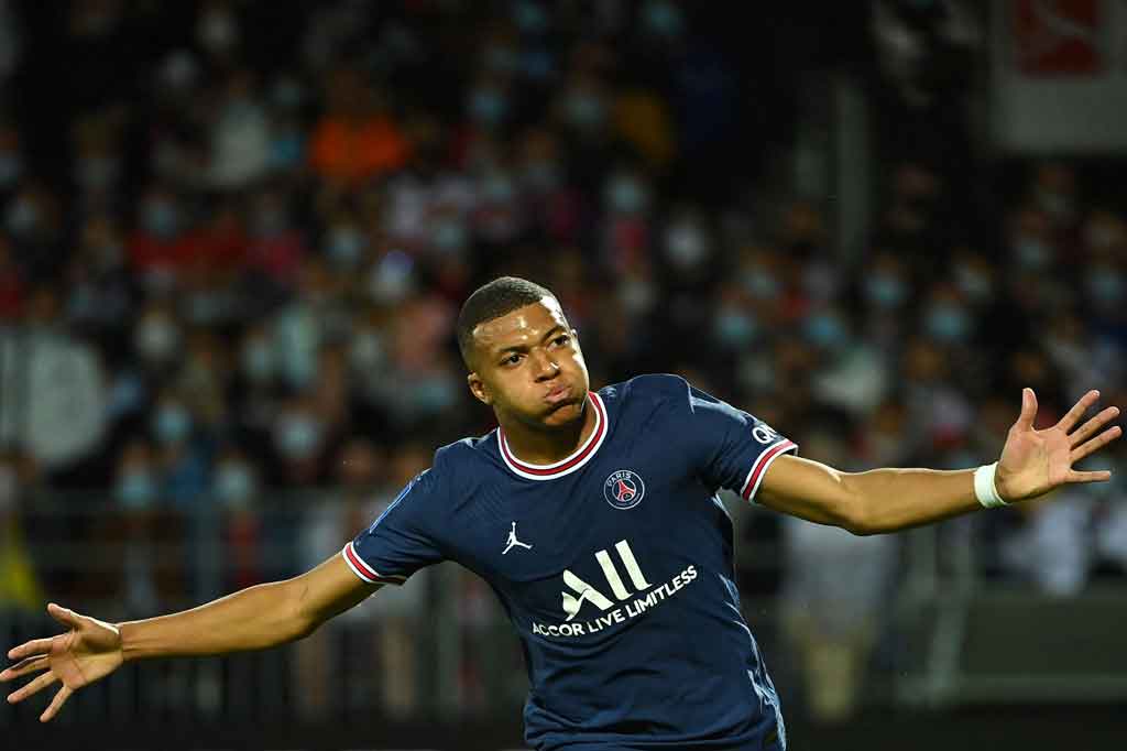 Keunggulan PSG bertambah pada menit ke-36 lewat gol Mbappe. Berawal dari tembakan voli Georginio Wijnaldum yang membentur barisan pertahanan Brest, bola melambung dan ditanduk Mbappe melewati antisipasi Bizot.