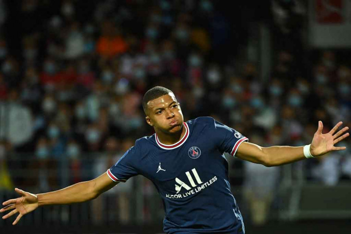 Keunggulan PSG bertambah pada menit ke-36 lewat gol Mbappe. Berawal dari tembakan voli Georginio Wijnaldum yang membentur barisan pertahanan Brest, bola melambung dan ditanduk Mbappe melewati antisipasi Bizot.