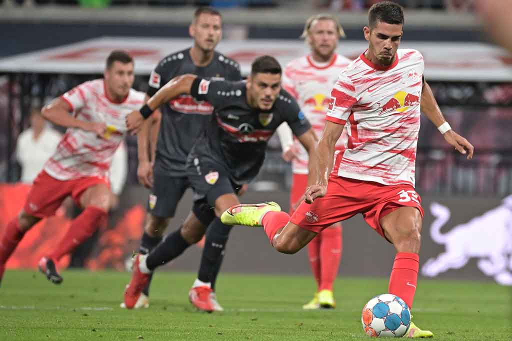 Keunggulan tuan rumah bertambah menjadi 4-0 lewat eksekusi penalti Silva menyusul handball Marc-Oliver Kempf di kotak terlarang pada menit ke-63.