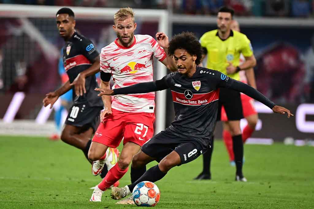 Dalam 10 menit terakhir Die Roten berjuang mati-matian untuk setidaknya mencetak gol balasan, tetapi tak satu pun dari lima percobaan mereka membuahkan hasil termasuk sundulan Endo yang bisa diamankan oleh Gulacsi demi memastikan skor 4-0 bagi Leipzig bertahan hingga bubaran.