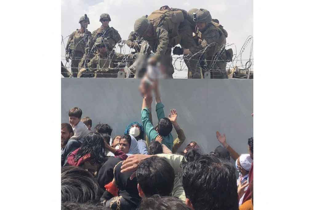 Video yang menunjukkan bayi dengan popok terlepas, ditarik dengan satu tangan oleh tentara AS di atas kerumunan orang Afghanistan yang ingin memasuki bandara. 