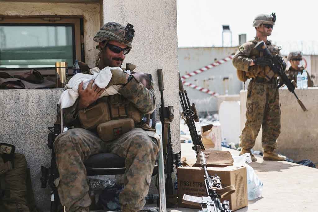 Sementara video tindakan itu tampaknya difilmkan secara independen, militer AS merilis beberapa foto tentara lain yang membantu anak-anak dari orang-orang yang berharap untuk melarikan diri dari Afghanistan. Terlihat seorang prajurit dengan perlengkapan tempurnya duduk dengan bayi yang diselimuti di lengannya, tersenyum pada anak itu seperti ayah dari bayi yang baru lahir, sementara rekan-rekan prajuritnya berdiri di dekatnya dengan waspada.