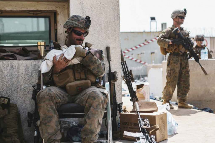 Sementara video tindakan itu tampaknya difilmkan secara independen, militer AS merilis beberapa foto tentara lain yang membantu anak-anak dari orang-orang yang berharap untuk melarikan diri dari Afghanistan. Terlihat seorang prajurit dengan perlengkapan tempurnya duduk dengan bayi yang diselimuti di lengannya, tersenyum pada anak itu seperti ayah dari bayi yang baru lahir, sementara rekan-rekan prajuritnya berdiri di dekatnya dengan waspada.