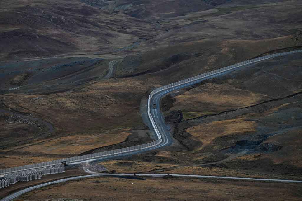 Kekacauan terbaru di Afghanistan yang dipicu oleh pengambilalihan wilayah baru-baru ini oleh Taliban termasuk pengambilalihan ibu kota Kabul telah menimbulkan kekhawatiran baru atas masuknya migran ke Turki melalui perbatasan Iran.