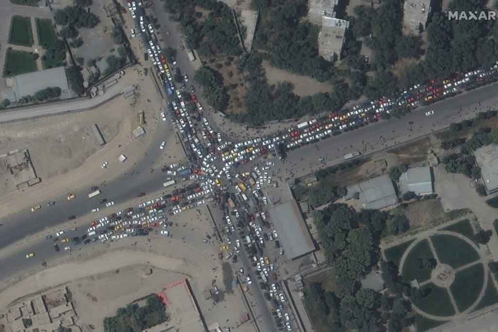 Seorang pejabat NATO menyatakan bahwa lebih dari 18 ribu orang telah diterbangkan keluar dari Kabul sejak Taliban mengambil alih ibu kota Afghanistan itu.