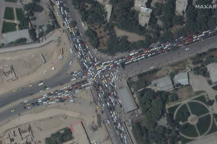 Seorang pejabat NATO menyatakan bahwa lebih dari 18 ribu orang telah diterbangkan keluar dari Kabul sejak Taliban mengambil alih ibu kota Afghanistan itu.