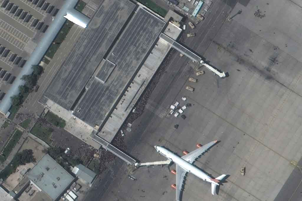 Orang-orang tersebut masih berada di sana meski Taliban telah mendesak warga Afghanistan tanpa dokumen perjalanan yang sah untuk pulang ke rumah.