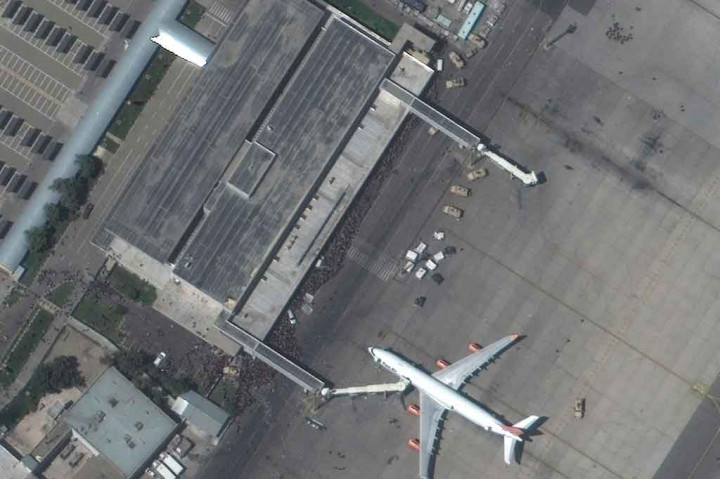 Orang-orang tersebut masih berada di sana meski Taliban telah mendesak warga Afghanistan tanpa dokumen perjalanan yang sah untuk pulang ke rumah.