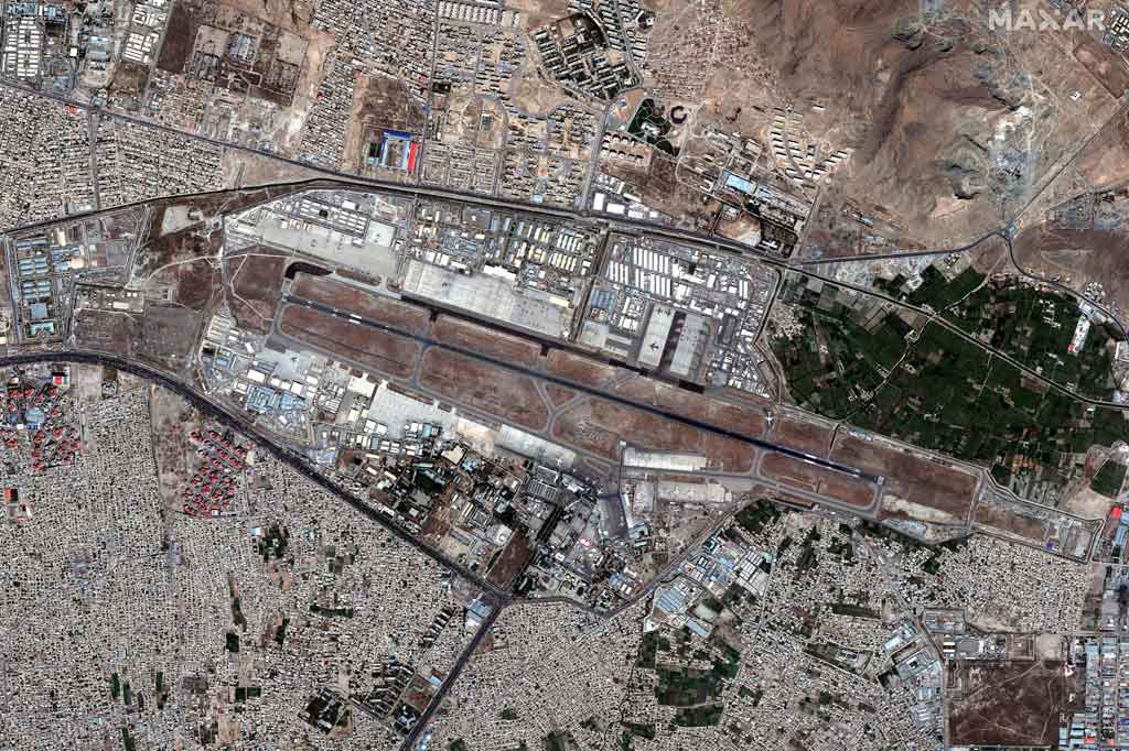 Ribuan warga Afghanistan ingin meninggalkan negaranya akibat ketakutan terhadap Taliban. Di bawah kekuasaan Taliban pada 1996-2001, perempuan dilarang bekerja dan diharuskan mengenakan burkak ketika keluar rumah, sementara anak-anak perempuan tidak dibolehkan pergi ke sekolah.