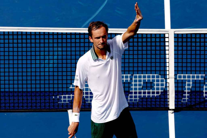 Daniil Medvedev melambaikan tangan kepada para penonton usai berhasil membalas kekalahannya di Olimpiade Tokyo dari Pablo Carreno Busta.