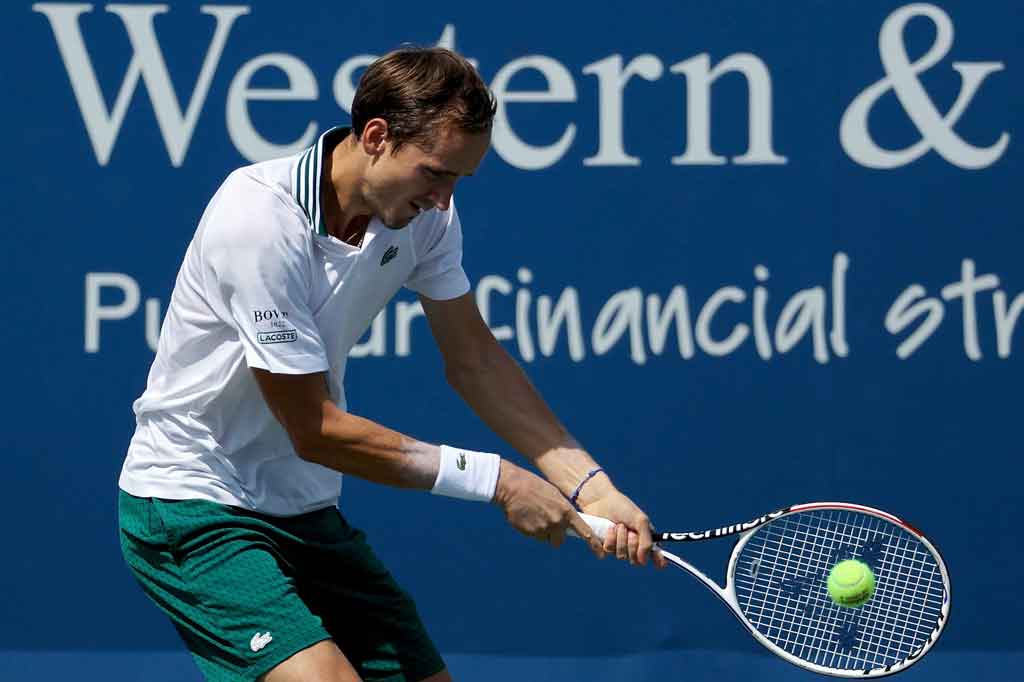 Kepastian itu didapat setelah unggulan teratas asal Rusia tersebut menyingkirkan Pablo Carreno Busta dua gim langsung 6-1, 6-1 hanya dalam waktu 54 menit.