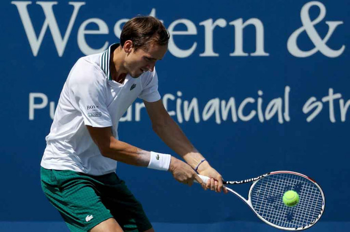 Kepastian itu didapat setelah unggulan teratas asal Rusia tersebut menyingkirkan Pablo Carreno Busta dua gim langsung 6-1, 6-1 hanya dalam waktu 54 menit.