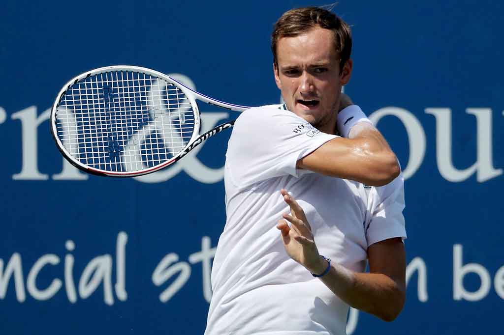 Medvedev, juara Toronto pekan lalu, di babak selanjutnya akan melawan rekan senegaranya Andrey Rublev. Unggulan keempat Rublev mengalahkan petenis Prancis Benoit Paire 6-3, 4-6, 6-3.