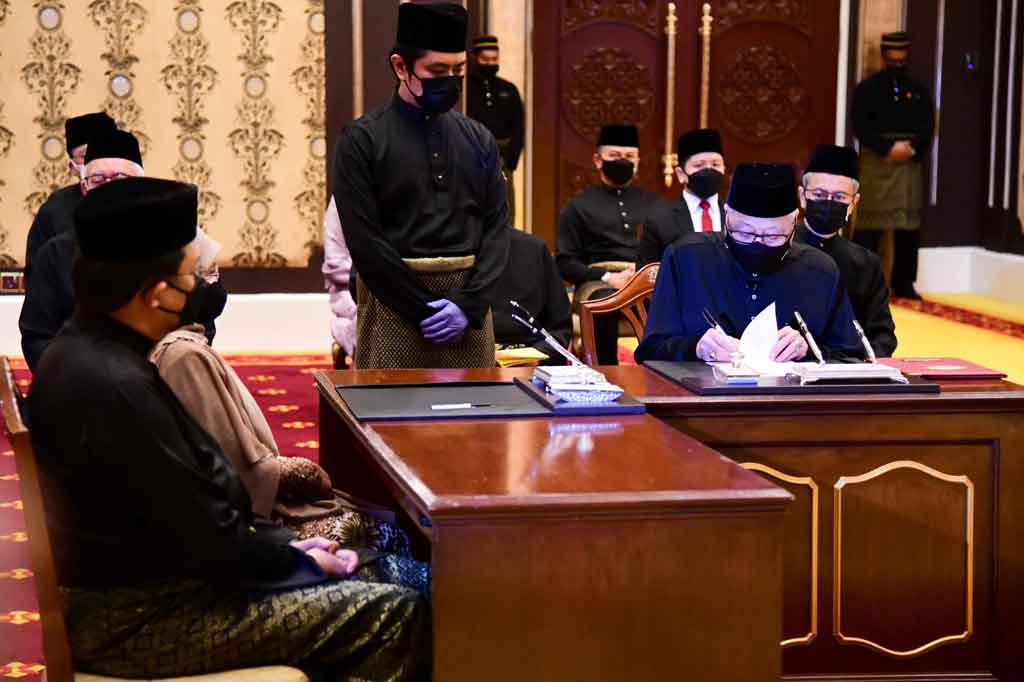 Saat pernyataan sumpah Ismail Sabri mengucapkannya di depan Yang di-Pertuan Agong. Setelah itu perdana menteri menandatangani beberapa dokumen penting pada pukul 14:31 waktu setempat. Kemudian dokumen-dokumen diserahkan ke ketua hakim negara Tun Tengku Maimum disaksikan Kepala Sekretariat Negara M Zuki bin Ali.