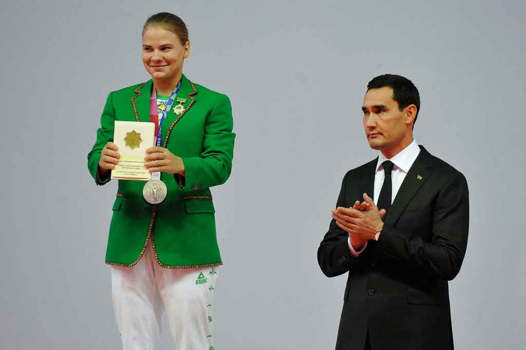 Peraih medali Olimpiade pertama Turkmenistan, atlet angkat besi Polina Guryeva, dihadiahi sebuah apartemen, mobil, dan uang tunai USD50 ribu (Rp720 juta) untuk prestasinya tersebut. Acara digelar di ibu kota Ashgabat, Sabtu, 21 Agustus 2021.