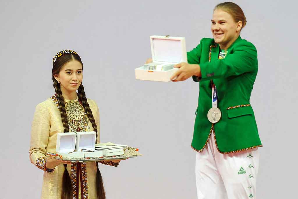 Guryeva, 21, memenangi perak untuk Turkmenistan di Olimpiade Tokyo 2020 dalam kompetisi angkat besi 59 kg putri. Itu adalah satu-satunya medali untuk negara bekas Soviet tersebut di Olimpiade dan yang pertama dalam sejarah. Petembak Turkmenistan Marat Niyazov sebelumnya memenangi medali perak mewakili Uni Soviet pada Olimpiade 1960 di Roma.