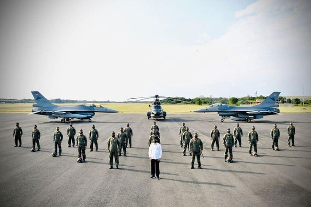 Presiden Joko Widodo berfoto bersama para penerbang Garuda Flight dan Nusantara Flight di Pangkalan TNI AU Iswahjudi, Kabupaten Magetan, Jawa Timur pada Kamis, 19 Agustus 2021.