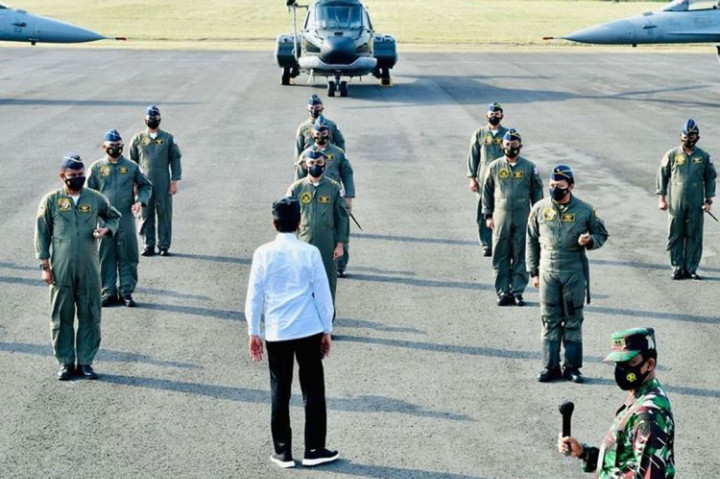 Para penerbang Garuda Flight dan Nusantara Flight adalah mereka yang melakukan atraksi flypass dan terbang membawa bendera raksasa Merah Putih di atas Istana Merdeka, Jakarta, pada Upacara Peringatan Detik-Detik Proklamasi Kemerdekaan RI, Selasa, 17 Agustus 2021.