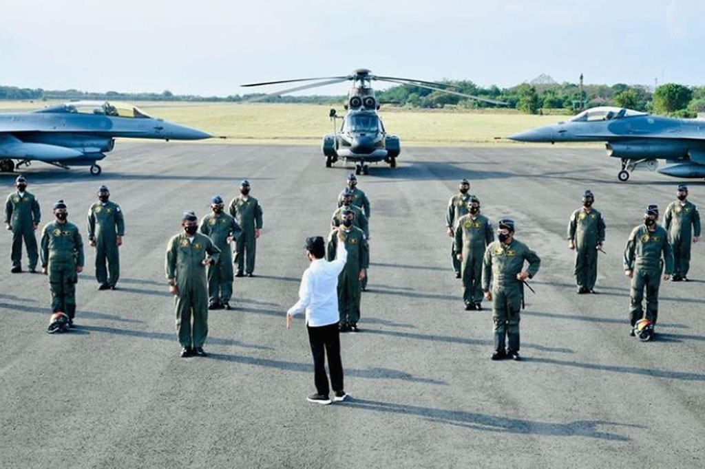 Dalam momentum foto bersama dengan para penerbang pesawat tempur F-16 Fighting Falcon, Helikopter NAS-332 Super Puma, dan Helikopter EC-725 Caracal TNI AU, Presiden menyampaikan apresiasi dan rasa bangga kepada para penerbang Garuda Flight dan Nusantara Flight.