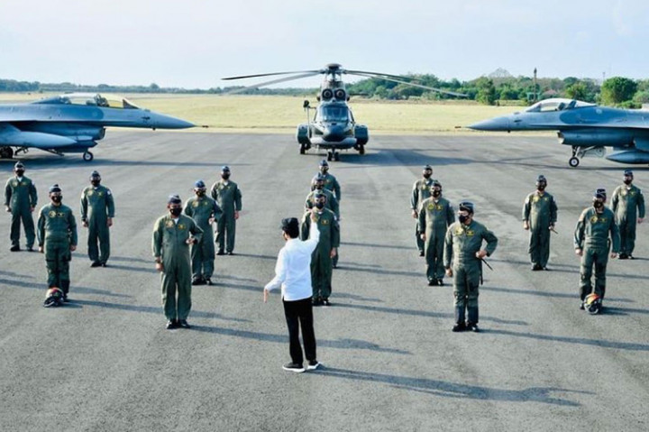 Dalam momentum foto bersama dengan para penerbang pesawat tempur F-16 Fighting Falcon, Helikopter NAS-332 Super Puma, dan Helikopter EC-725 Caracal TNI AU, Presiden menyampaikan apresiasi dan rasa bangga kepada para penerbang Garuda Flight dan Nusantara Flight.