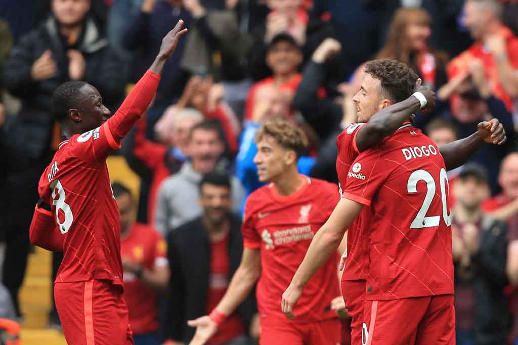 Diogo Jota (kanan) melakukan selebrasi bersama rekan-rekan setimnya usai menjebol gawang Burnley.
