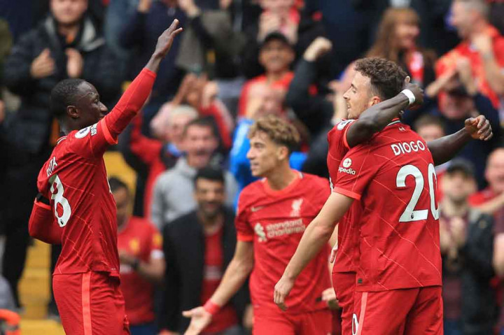 Diogo Jota (kanan) melakukan selebrasi bersama rekan-rekan setimnya usai menjebol gawang Burnley.