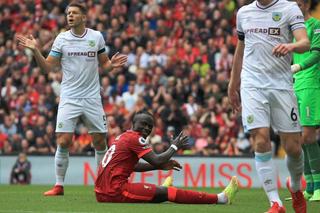 Lima menit berselang, The Reds berpeluang menggandakan keunggulan. Sayang umpang Trent Alexander-Arnold gagal disambar oleh Sadio Mane. Skor 1-0 bertahan hingga jeda.