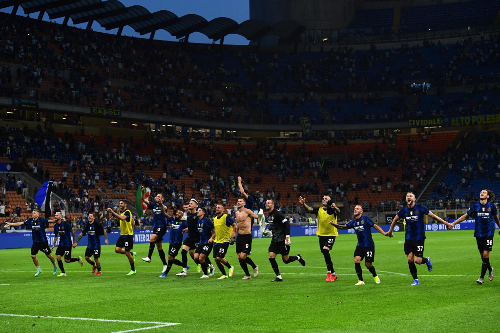 Milan melibas tamunya Genoa dengan skor 4-0 pada laga perdana mereka di Liga Italia 2021/2022. 
Dalam pertandingan yang berlangsung di Stadion Giuseppe Meazza, Sabtu, 21 Agustus 2021, malam WIB, tersebut, La Beneamata tampil dominan sepanjang 90 menit.