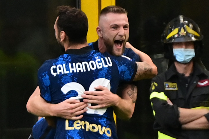 Milan Skriniar (kanan) melakukan selebrasi usai mencetak gol ke gawang Genoa pada Serie A Liga Italia 2021/2022 di Stadion Giuseppe Meazza.