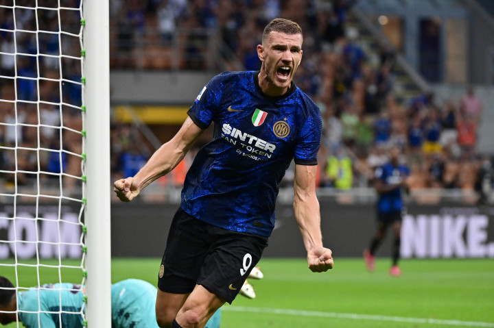 Edin Dzeko melakukan selebrasi usai mencetak gol ke gawang Genoa pada Serie A Liga Italia 2021/2022 di Stadion Giuseppe Meazza.