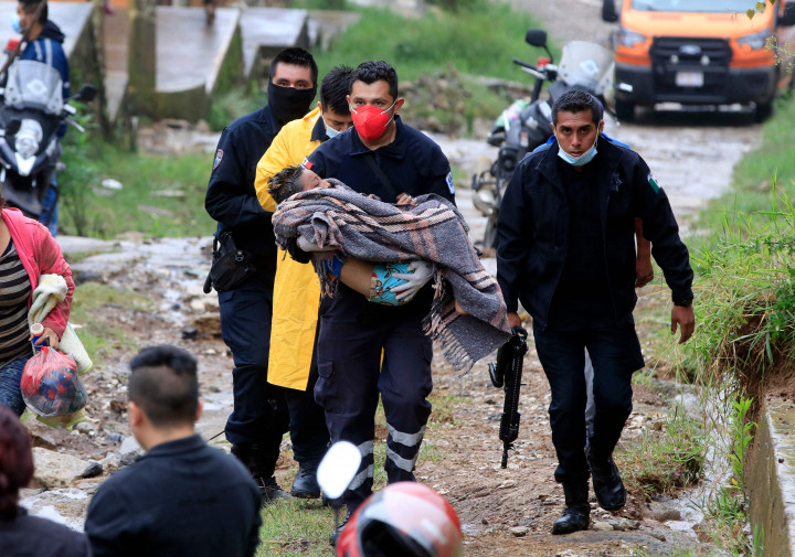 Badai Grace yang menerjang Meksiko telah menewaskan sedikitnya delapan orang, termasuk lima anak dari keluarga yang sama.