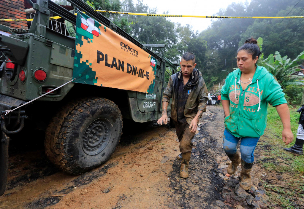 Di ibu kota negara bagian Veracruz, Xalapa, jalanan berubah menjadi sungai cokelat berlumpur. Tujuh orang tewas di sana dan satu lagi di kota Poza Rica, kata Gubernur Veracruz Cuitlahuac Garcia dalam konferensi pers.