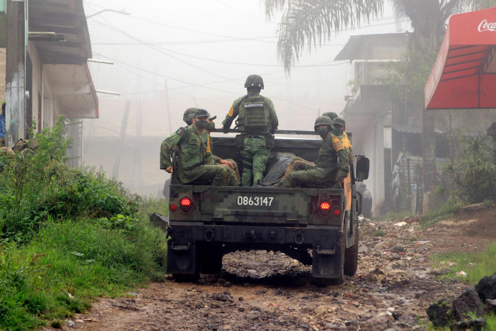 Mereka menutup sebagian besar jalan raya di Veracruz, yang dilintasi banyak sungai.