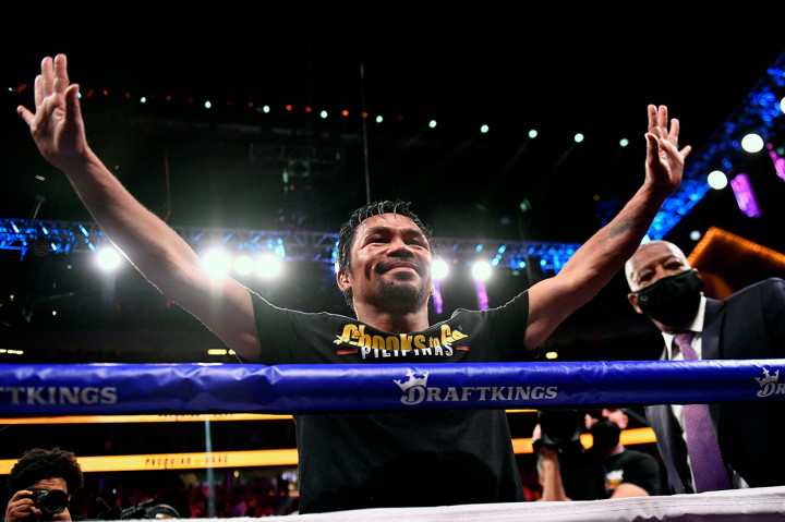 Manny Pacquiao melambai kepada pendukungnya setelah kalah melawan Yordenis Ugas dari Kuba dalam duel perebutan gelar juara dunia tinju kelas welter (super) WBA.