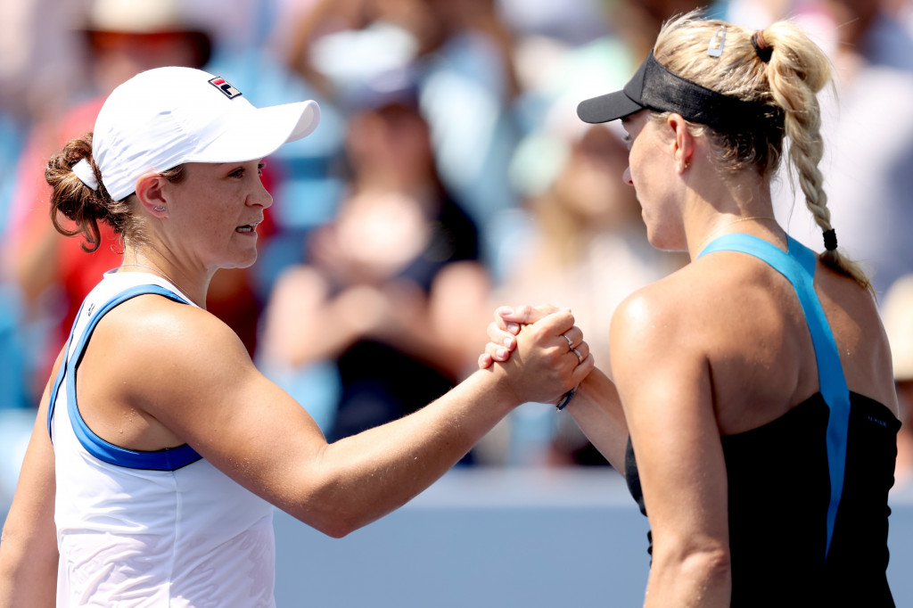 Ashleigh Barty mengalahkan non-unggulan Angelique Kerber 6-2, 7-5 dalam waktu satu jam 14 menit.