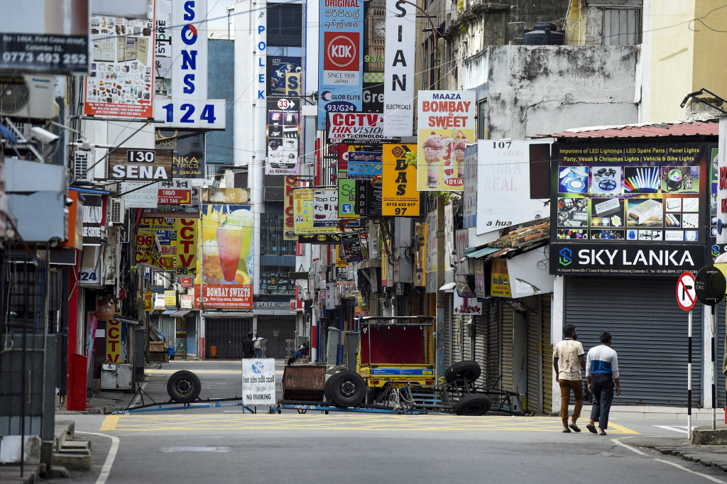 Pemerintah Sri Lanka menerapkan penguncian ketat atau lockdown skala nasional selama 10 hari ketika kasus Covid-19 kembali melonjak.
