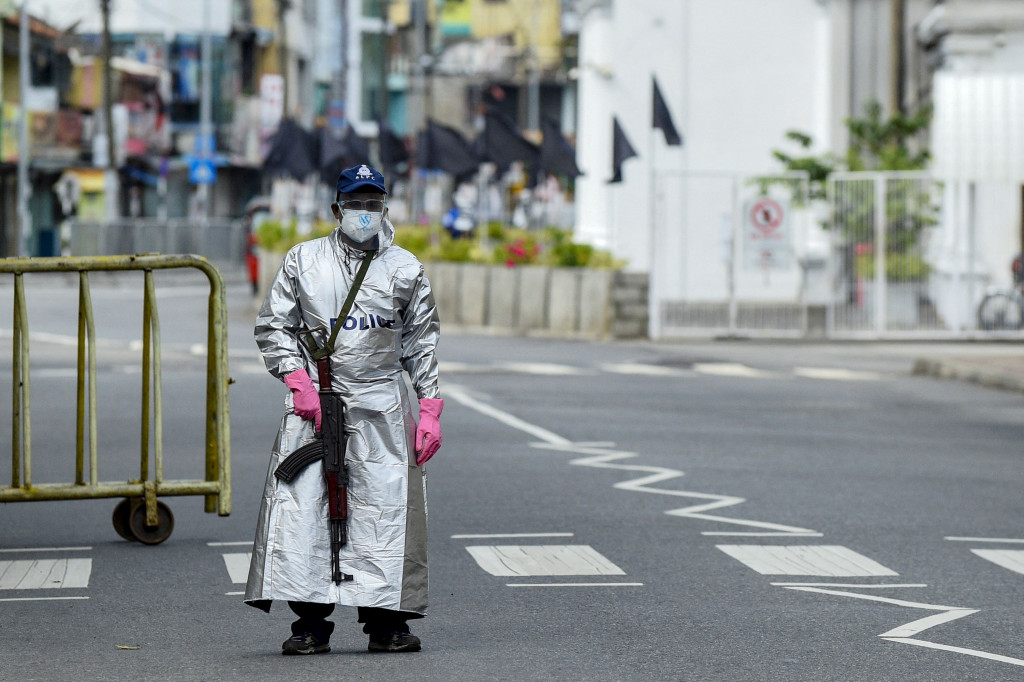 Masyarakat telah diimbau untuk melakukan aktivitas dari rumah, mulai dari bekerja, bersekolah, dan beribadah.