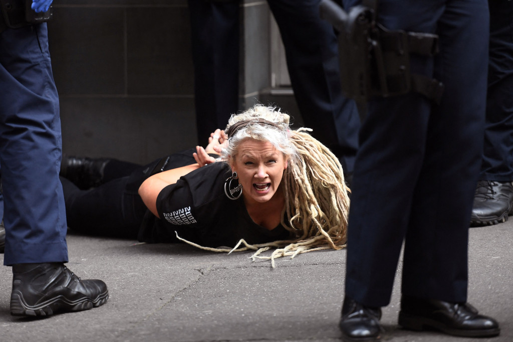 Polisi menangkap 218 orang, dan setidaknya tujuh petugas terluka dalam bentrokan tersebut.