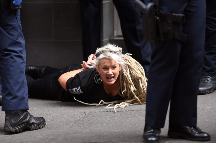 Polisi menangkap 218 orang, dan setidaknya tujuh petugas terluka dalam bentrokan tersebut.