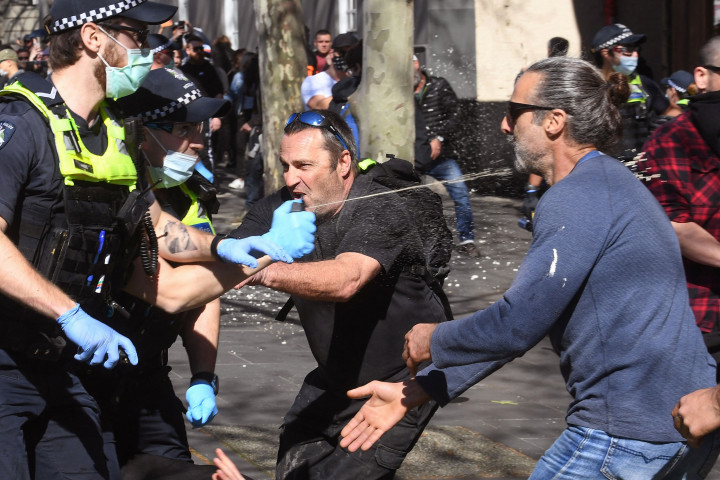 Semua yang ditangkap dikenakan denda sebesar 5.452 dolar Australia karena melanggar UU Covid-19. Tiga orang juga didakwa melakukan serangan terhadap polisi. 