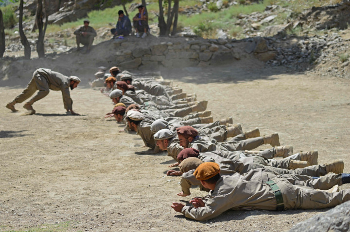 Warga bergabung untuk menjaga dan membantu mengambil alih kembali Afghanistan dari tangan pemberontak.