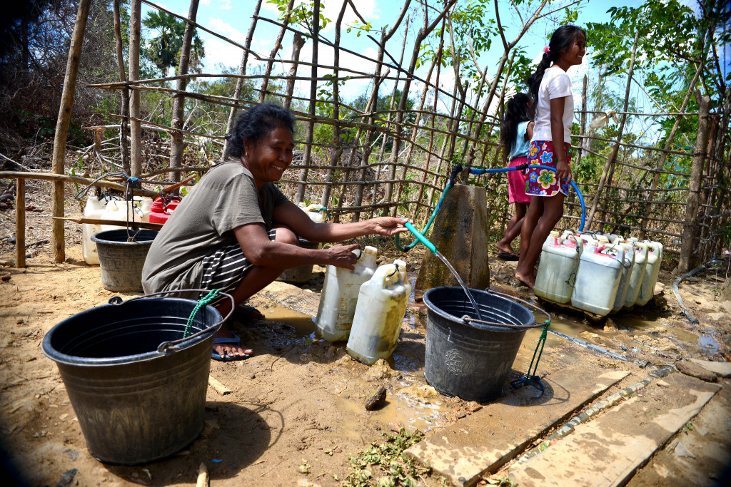 Musim kemarau yang terjadi sejak bulan April menyulitkan masyarakat untuk memperoleh air bersih untuk kebutuhan rumah tangga.