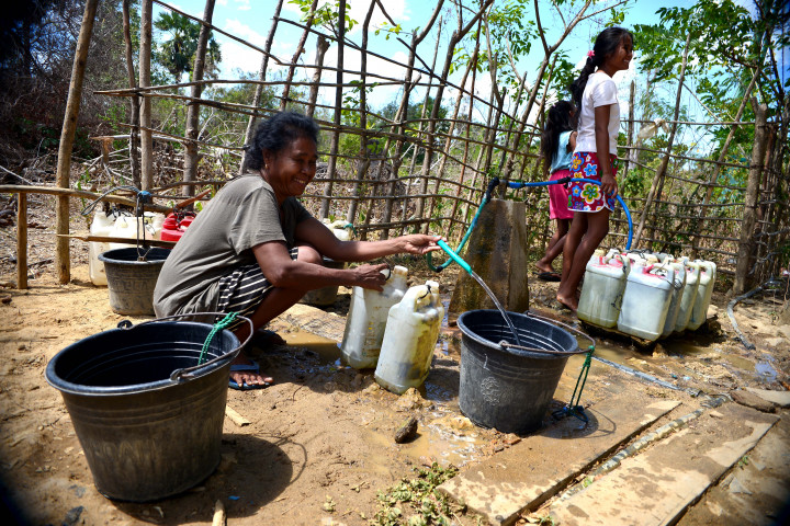 Musim kemarau yang terjadi sejak bulan April menyulitkan masyarakat untuk memperoleh air bersih untuk kebutuhan rumah tangga.