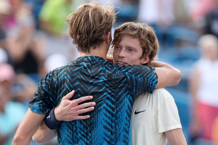 Zverev mengalahkan Andrey Rublev 6-2, 6-3 di babak final, yang menjadi gelar ATP Masters 1000 kelima bagi petenis peringkat lima dunia itu.