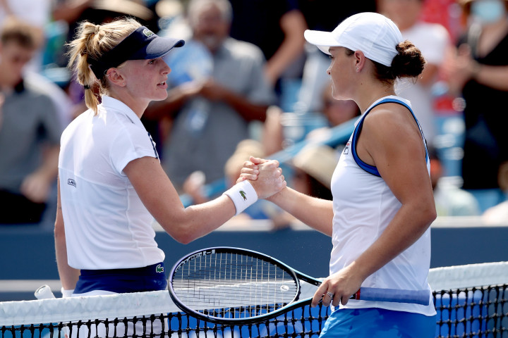 Ashleigh Barty meraih gelar kelimanya musim ini usai menaklukkan petenis pemegang wild card Jil Teichmann dari Swiss dengan 6-3, 6-1 dalam final Cincinnati Masters, Minggu, 22 Agustus 2021, waktu setempat.