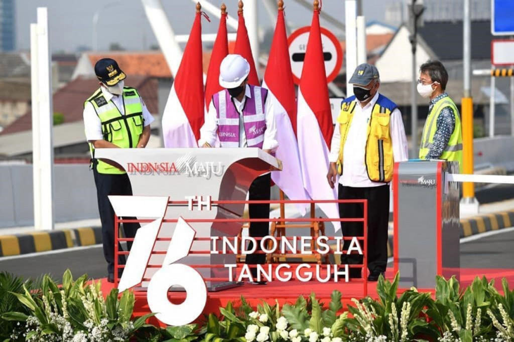 Dalam peresmian tersebut, Jokowi didampingi Menteri PUPR Basuki Hadimuljono, Gubernur DKI Jakarta Anies Baswedan, dan Komisaris Utama Jakarta Toll Road Development.