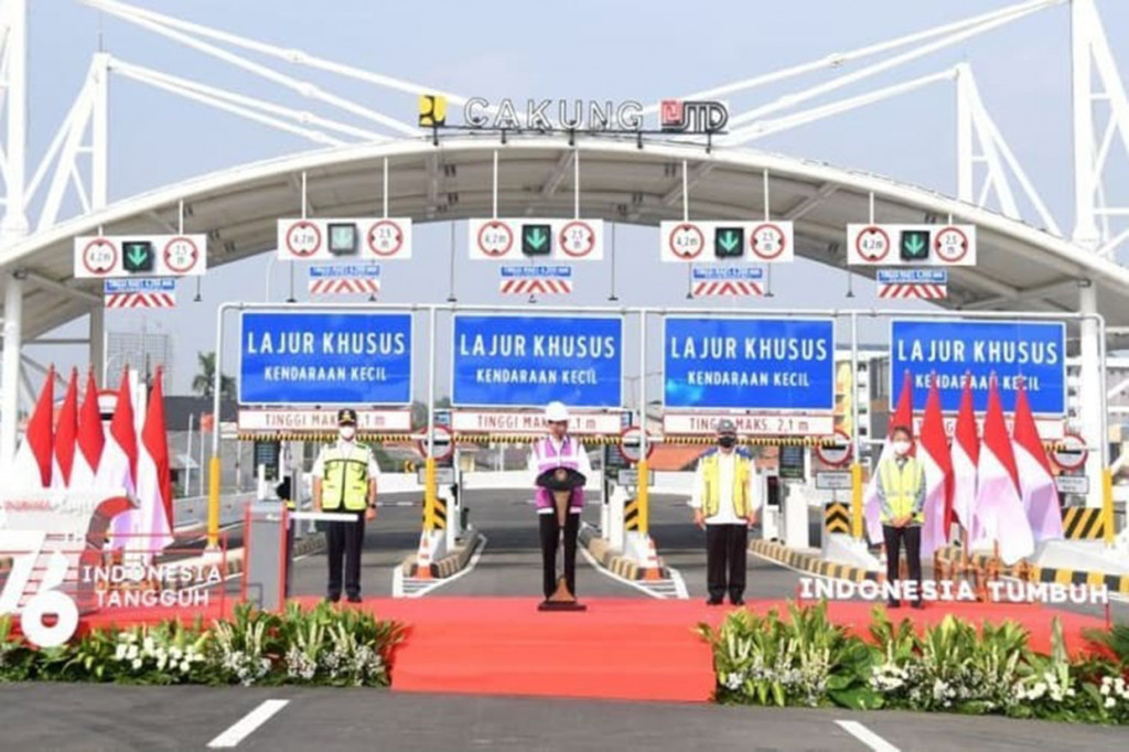 Presiden Joko Widodo meresmikan enam ruas Jalan Tol Dalam Kota Jakarta, segmen Kelapa Gading-Pulo Gebang, Senin, 23 Agustus 2021, pagi, di Gerbang Tol Cakung, Jakarta Timur.