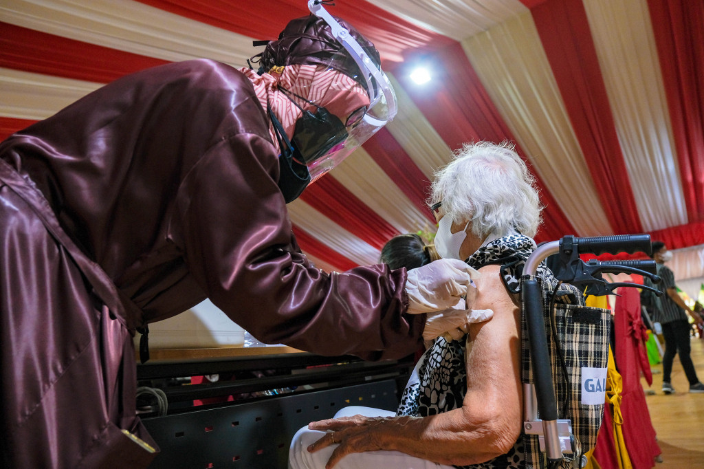 Petugas tenaga kesehatan menyuntikkan vaksin Pfizer kepada Nelly Legoh, 90 tahun, di Balai Besar Pelatihan Kesehatan (BBPK) Kementerian Kesehatan, Hang Jebat, Kebayoran Baru, Jakarta Selatan, Senin, 23 Agustus 2021.