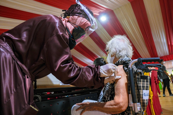 Petugas tenaga kesehatan menyuntikkan vaksin Pfizer kepada Nelly Legoh, 90 tahun, di Balai Besar Pelatihan Kesehatan (BBPK) Kementerian Kesehatan, Hang Jebat, Kebayoran Baru, Jakarta Selatan, Senin, 23 Agustus 2021.