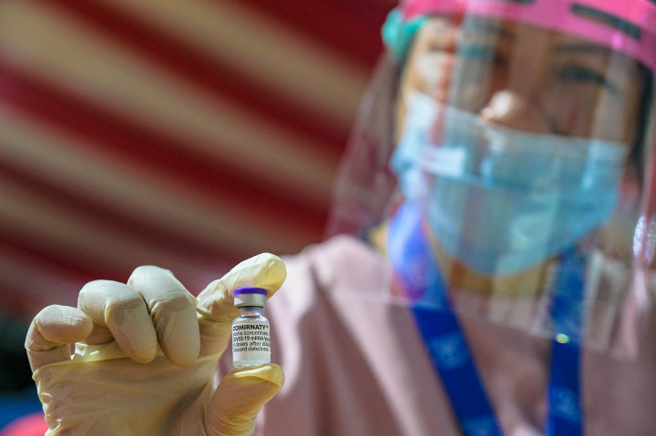 Pemerintah mulai menggunakan vaksin Pfizer untuk vaksinasi masyarakat umum berusia 18 tahun ke atas. 